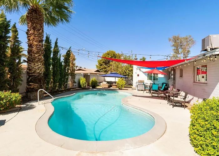 Heated Pool, Sports Court, Pool Table, King Beds Holiday home *
