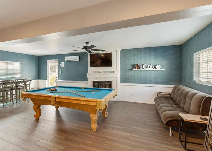 Holiday home Heated Pool, Sports Court, Pool Table, King Beds *